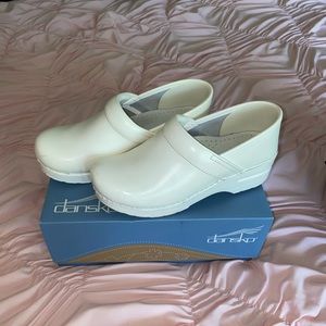 white dansko nursing shoes